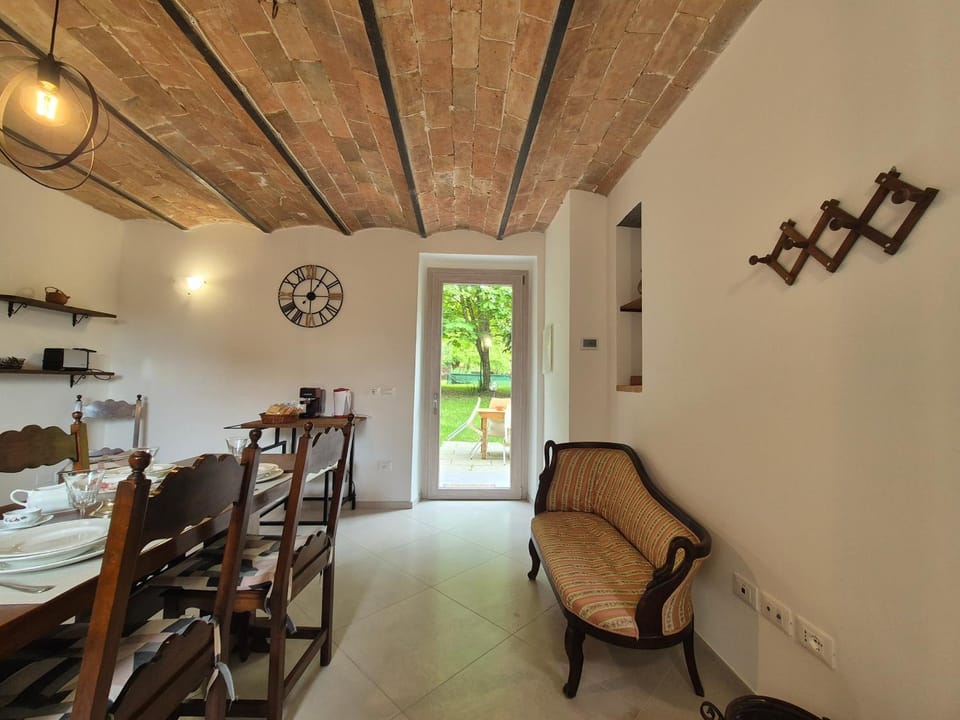 Coffee/tea facilities, Living room, Seating area, Dining area, Garden view