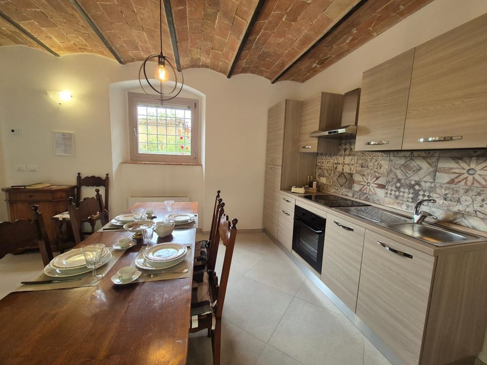 Kitchen or kitchenette, Seating area, Dining area, Quiet street view, pet friendly, stove