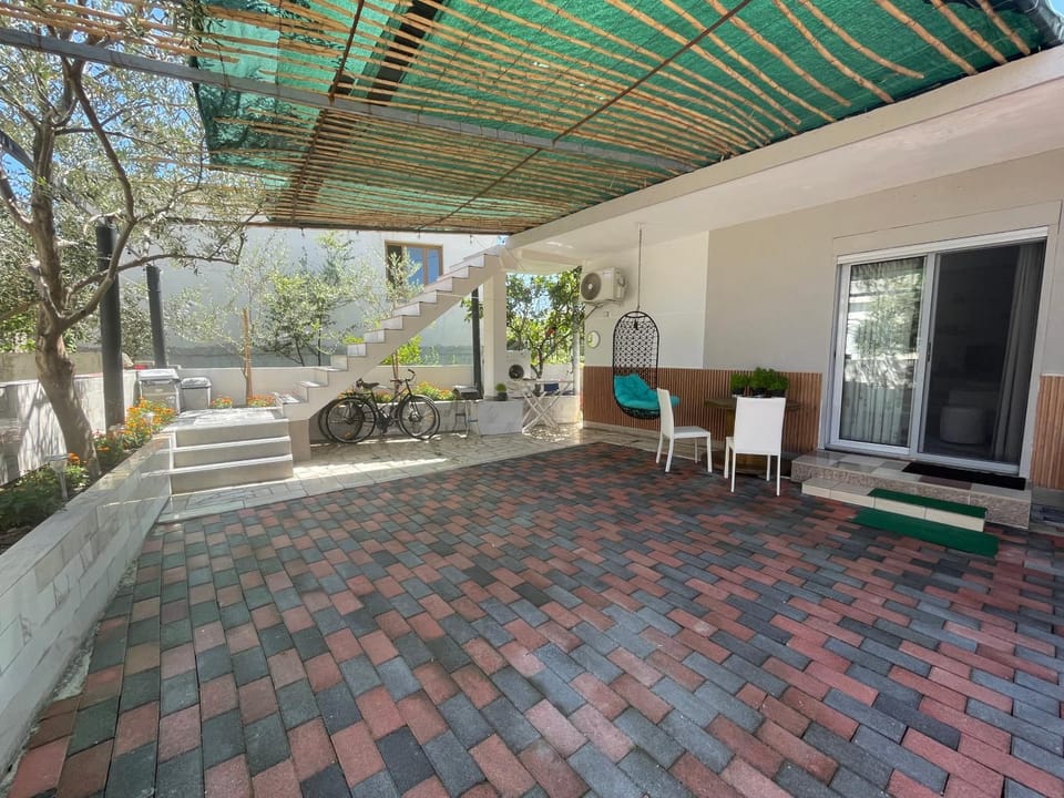 Property building, Garden, Parking