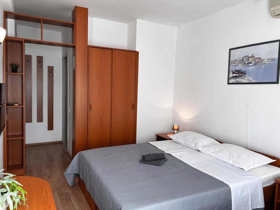 Bed, Bedroom, towels, wardrobe