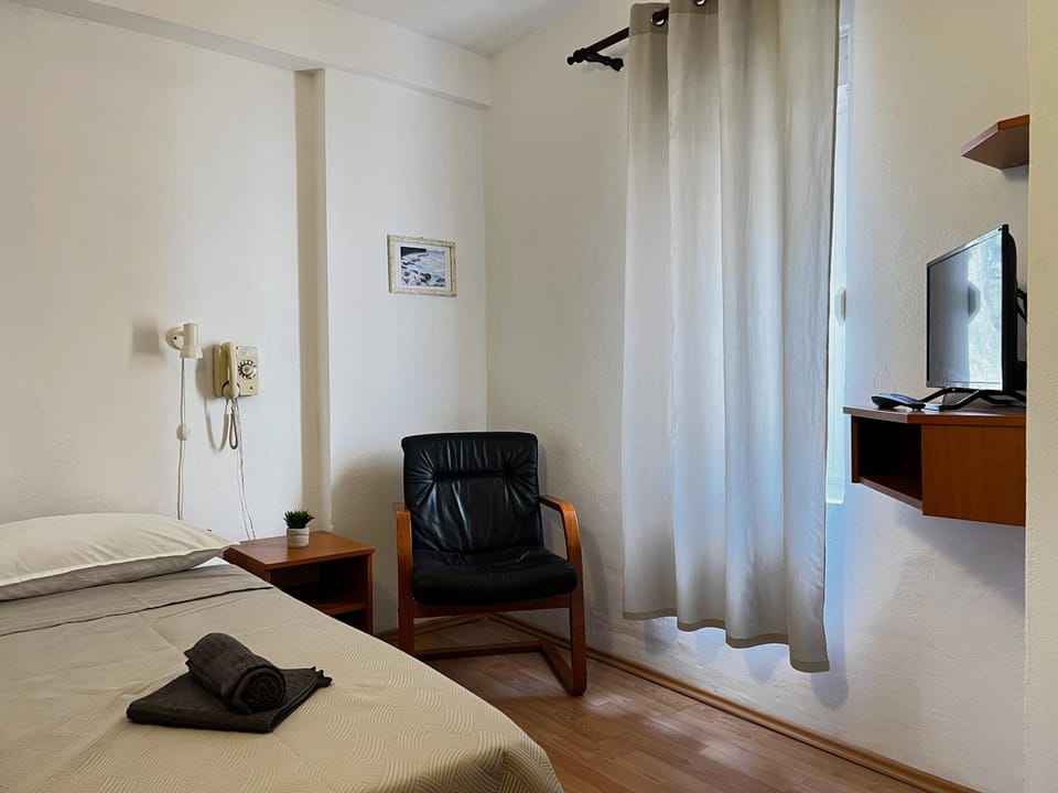 Bed, TV and multimedia, Bedroom