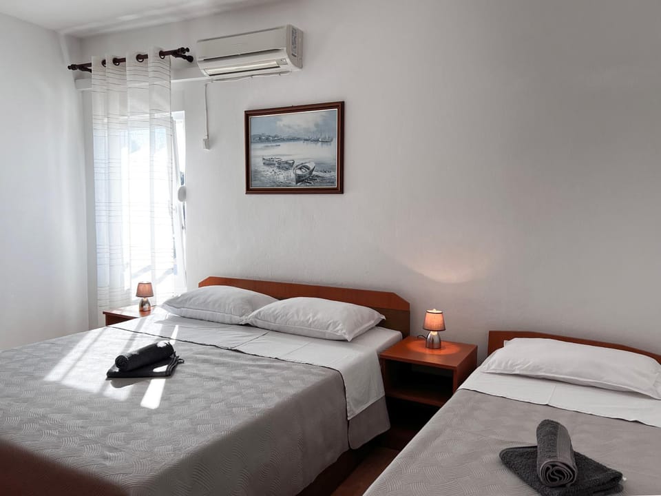 Bed, Photo of the whole room, Bedroom, air conditioner