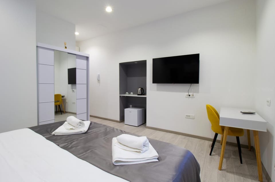 Bed, TV and multimedia, Kitchen or kitchenette, Seating area, Bedroom, hair dresser, towels