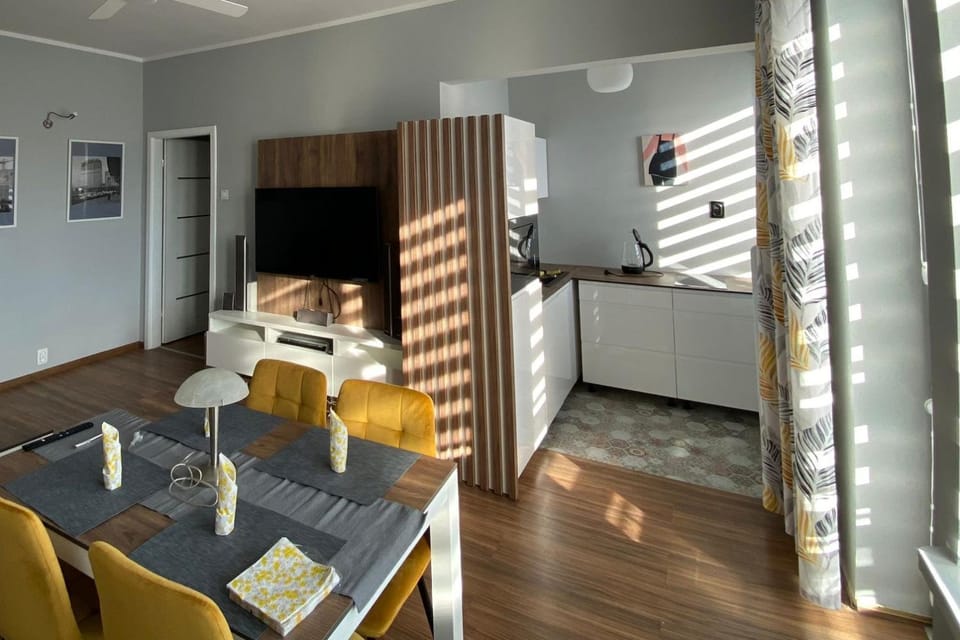 TV and multimedia, Kitchen or kitchenette, Living room, Seating area