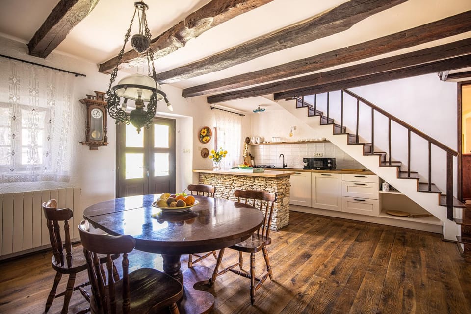 Kitchen or kitchenette, Dining area