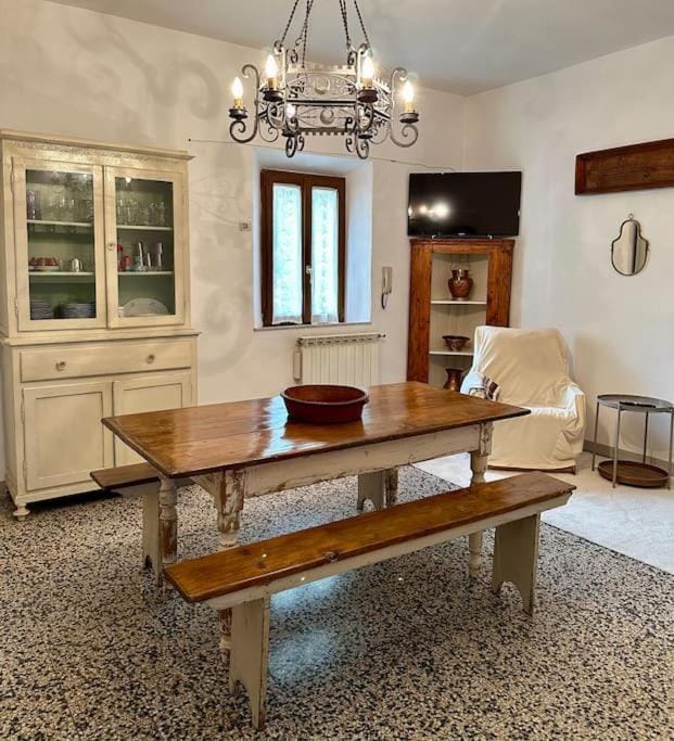 Communal lounge/ TV room, TV and multimedia, Living room, Seating area, Dining area