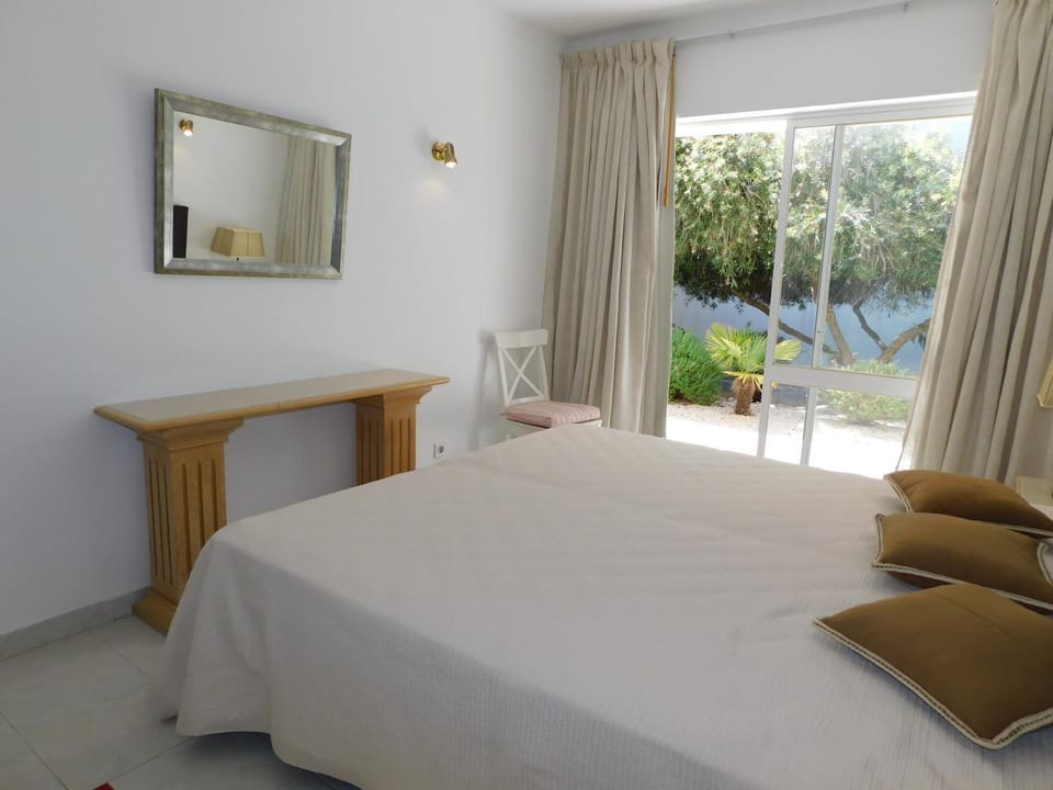 Perola Meia Praia Apartment in Lagos