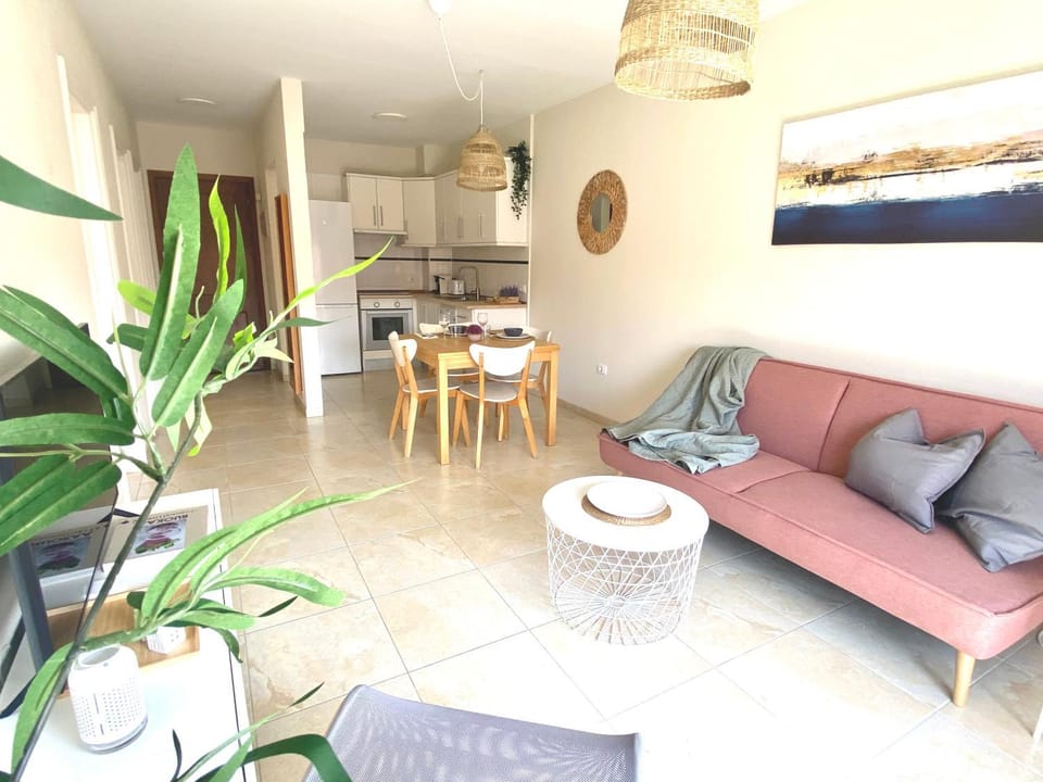 Kitchen or kitchenette, Living room, Seating area, Dining area