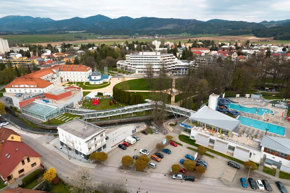 Property building, Nearby landmark, Neighbourhood, Natural landscape, Bird's eye view, Mountain view, Pool view, Street view, Parking