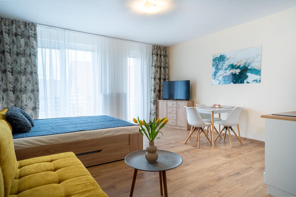 TV and multimedia, Living room, Photo of the whole room, Seating area, Dining area, Bedroom