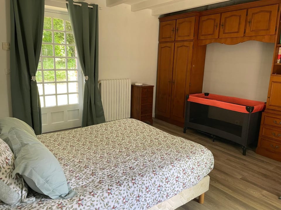 Bed, Photo of the whole room, Bedroom, cot, wardrobe