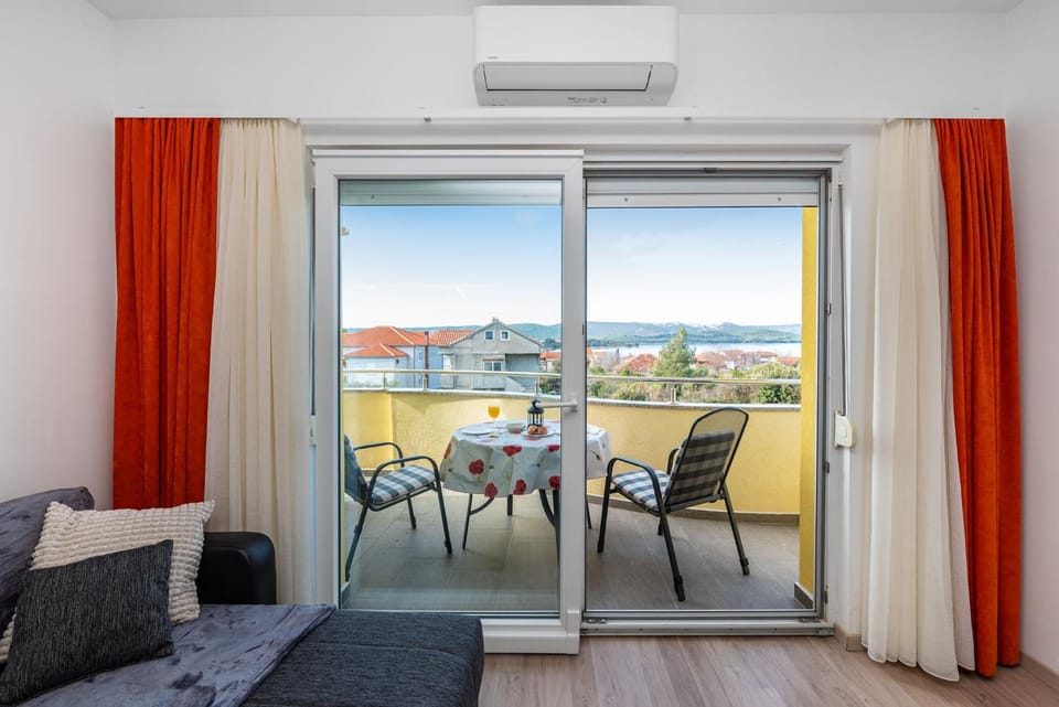 Day, Natural landscape, View (from property/room), Balcony/Terrace, Living room, Seating area, air conditioner