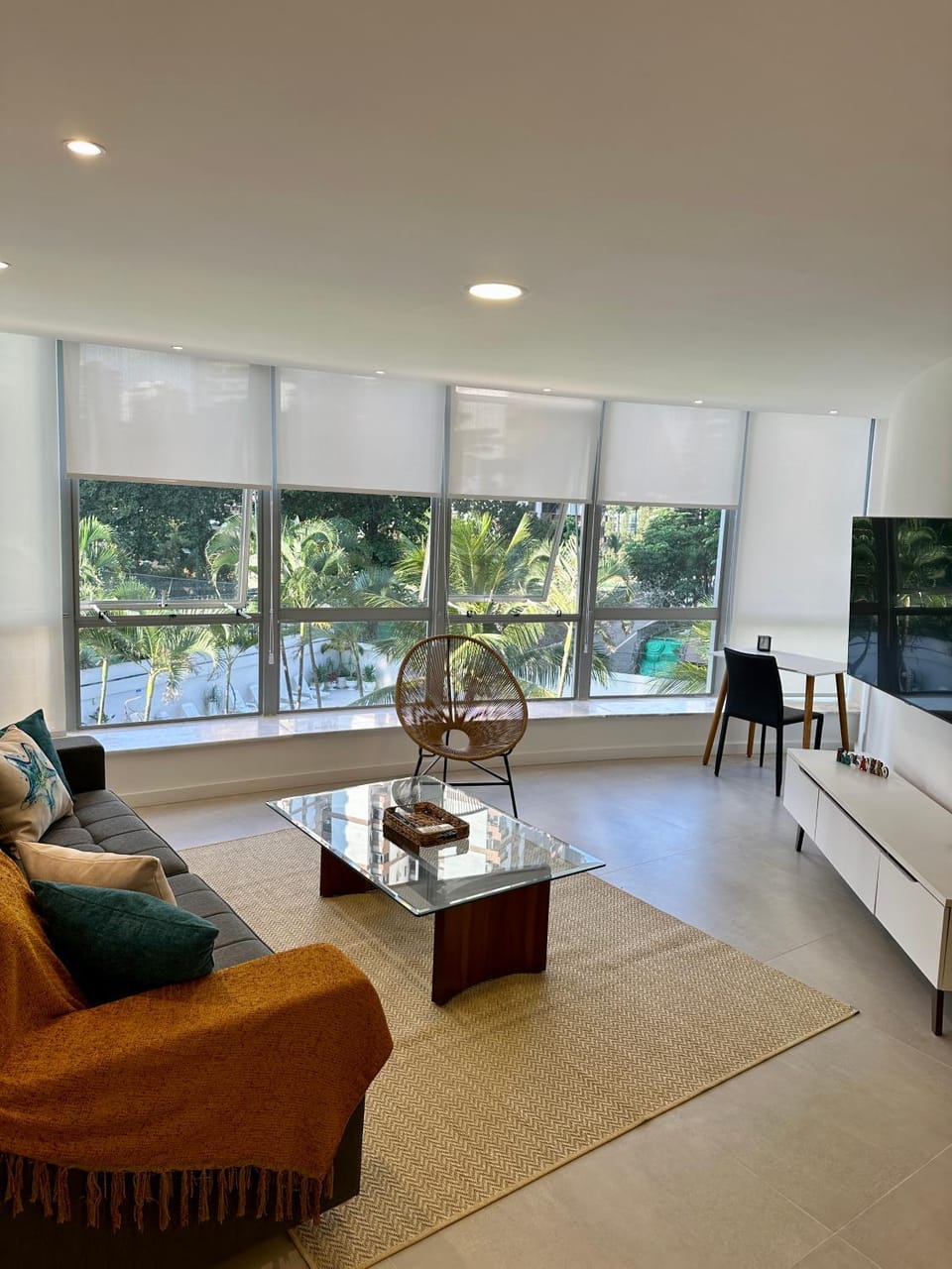 TV and multimedia, Living room, Evening entertainment, Garden view, hair dresser