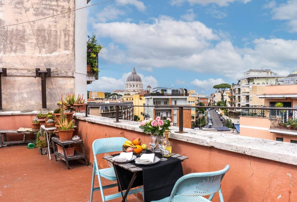 Vatican St Peter Dome View Apartment in Rome