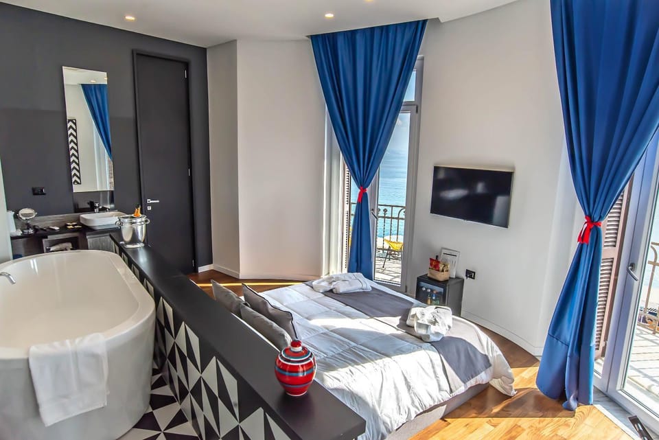 Bed, Photo of the whole room, Seating area, Bedroom, Sea view, Bath