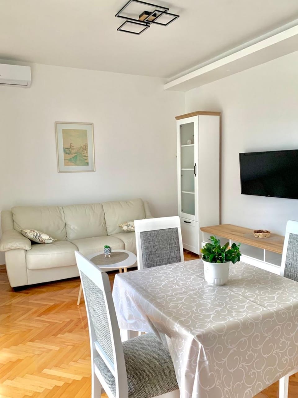 TV and multimedia, Living room, Seating area, Evening entertainment