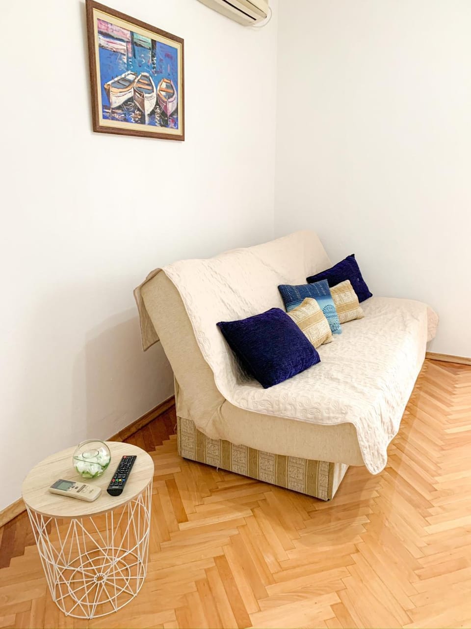Bed, Living room, Seating area, air conditioner