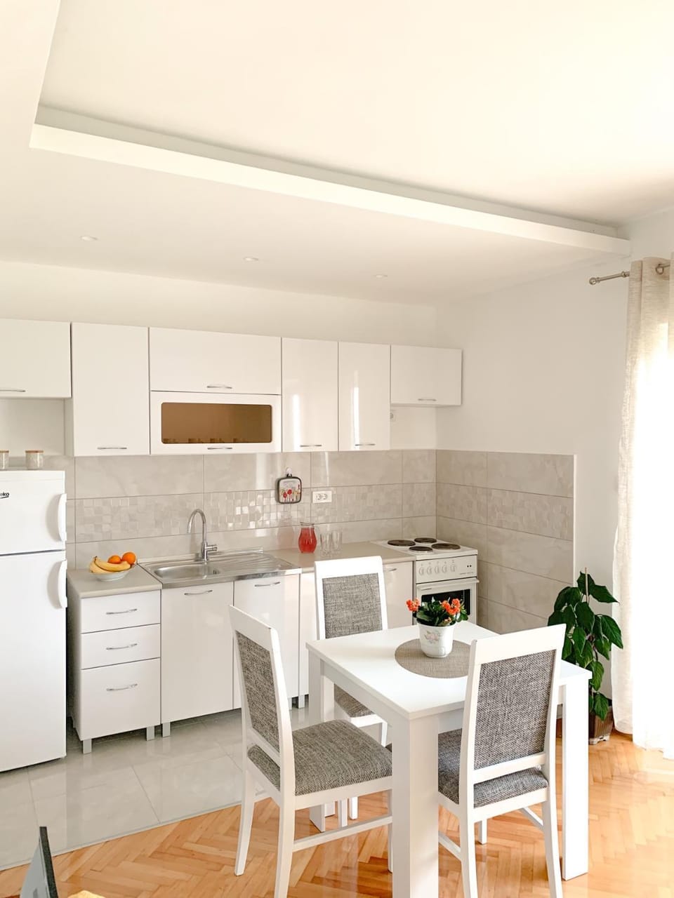 Coffee/tea facilities, Kitchen or kitchenette, Living room, Dining area, pet friendly, stove, kitchen