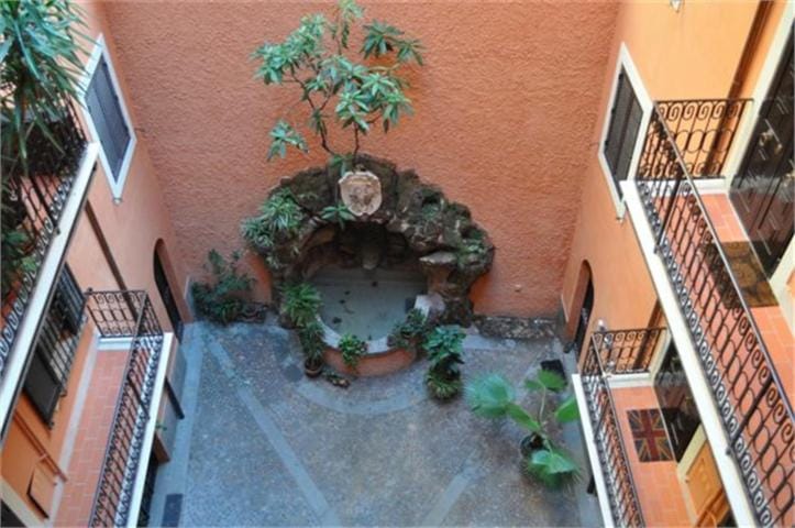 Colosseum Street Apartment in Rome