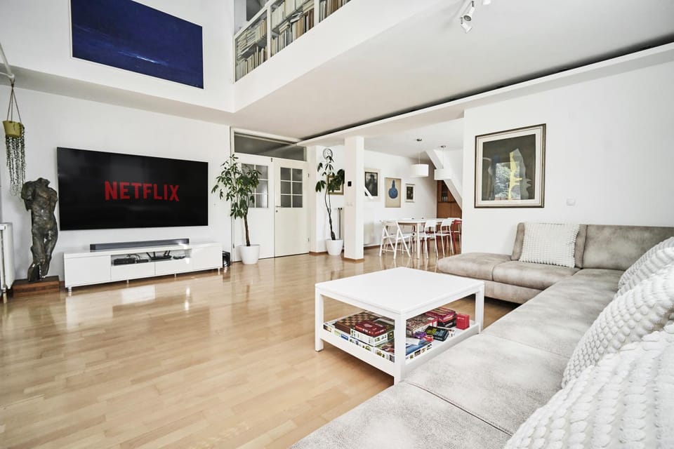 Communal lounge/ TV room, TV and multimedia, Living room, Seating area, Evening entertainment
