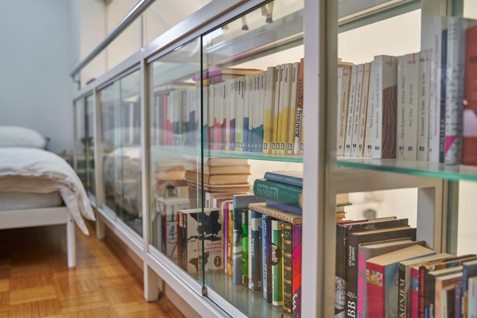 Bed, Library, Photo of the whole room, Decorative detail, Bedroom