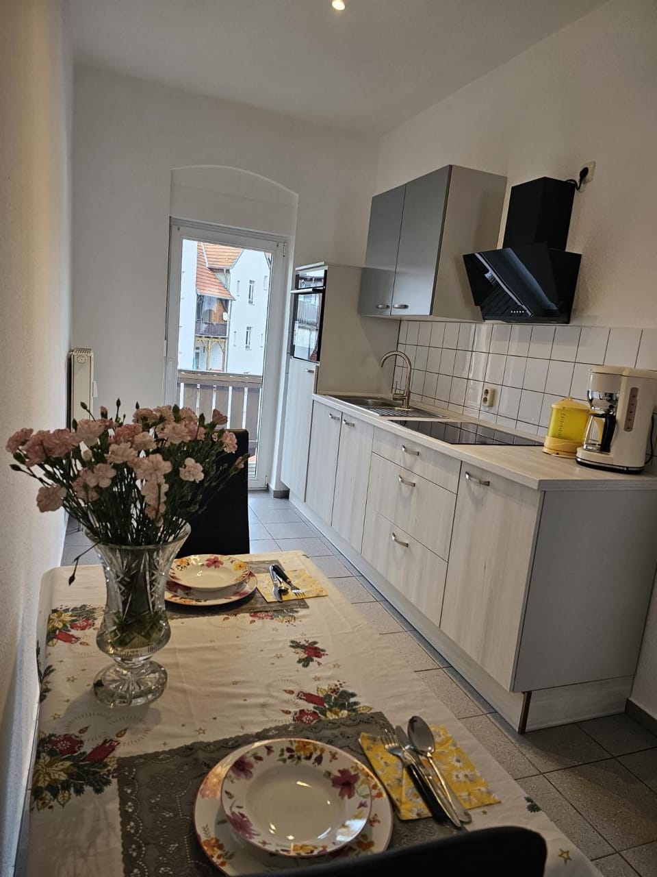 Kitchen or kitchenette, Dining area, minibar, stove