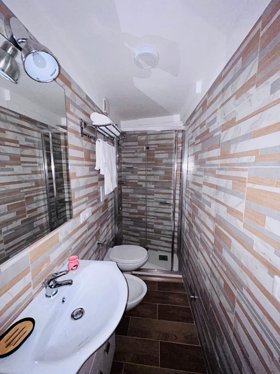 Shower, Toilet, Bathroom, bidet, towels