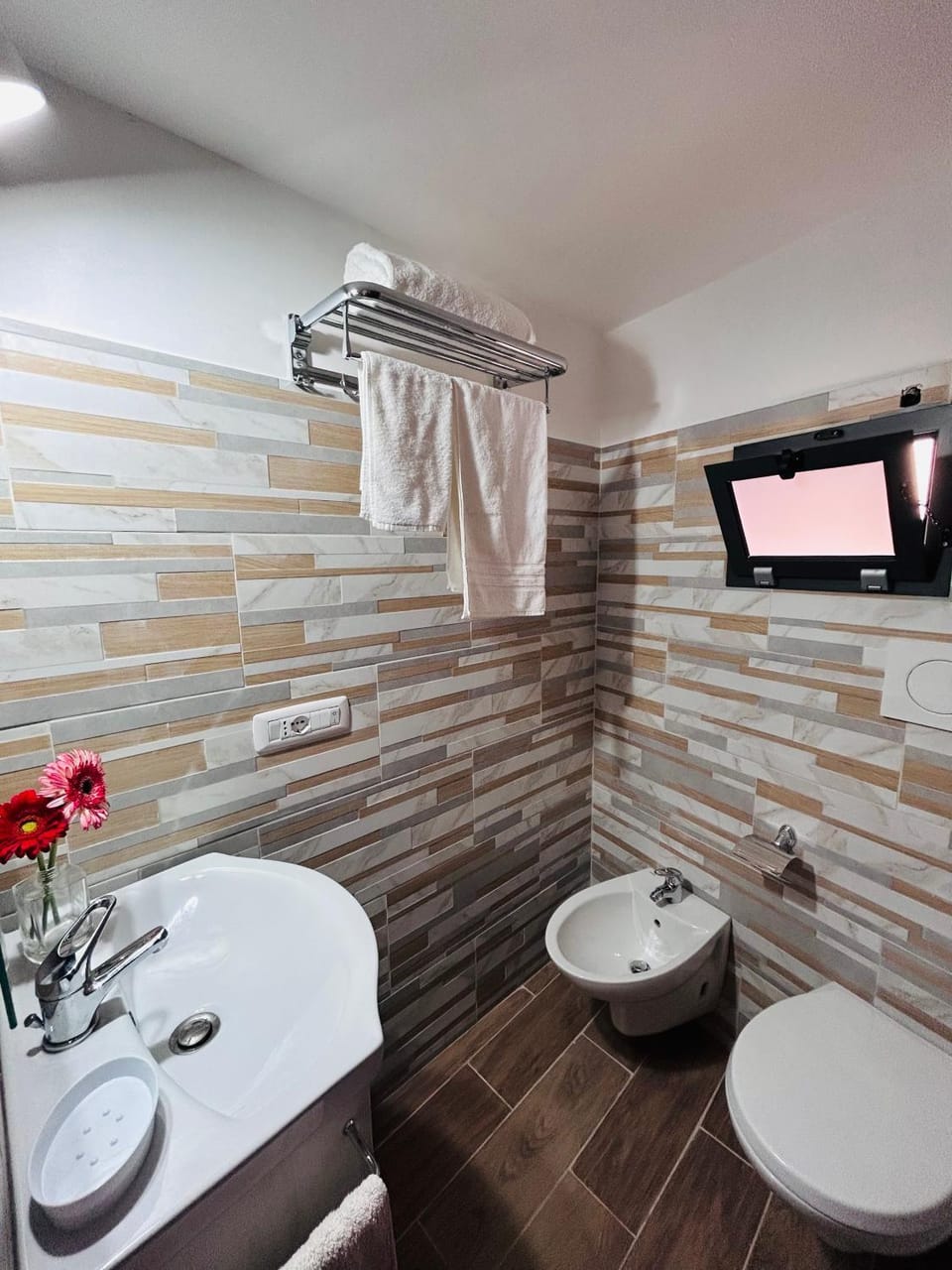 Toilet, Bathroom, bidet, towels