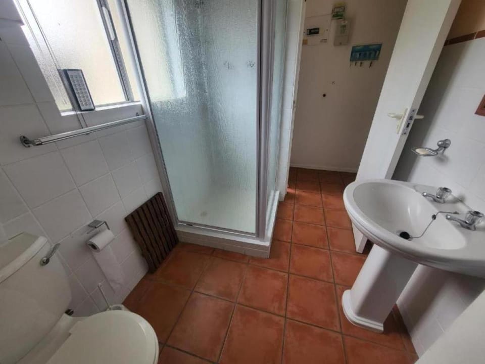 Shower, Toilet, Bathroom, towels