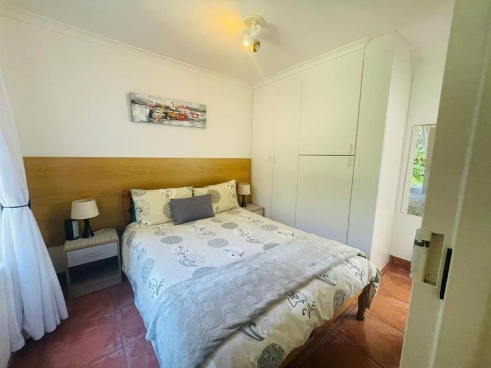 Photo of the whole room, Bedroom, wardrobe