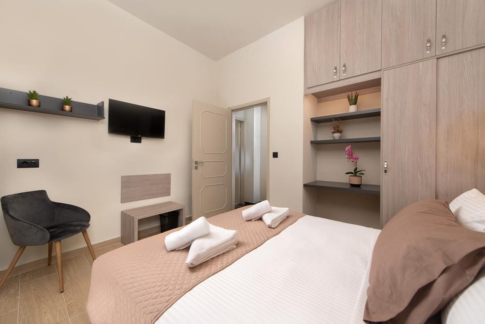 Bed, TV and multimedia, Bedroom, wardrobe