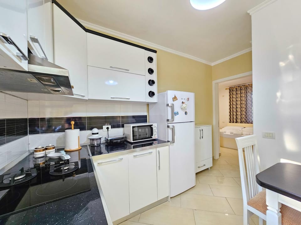Kitchen or kitchenette, minibar, stove, toaster