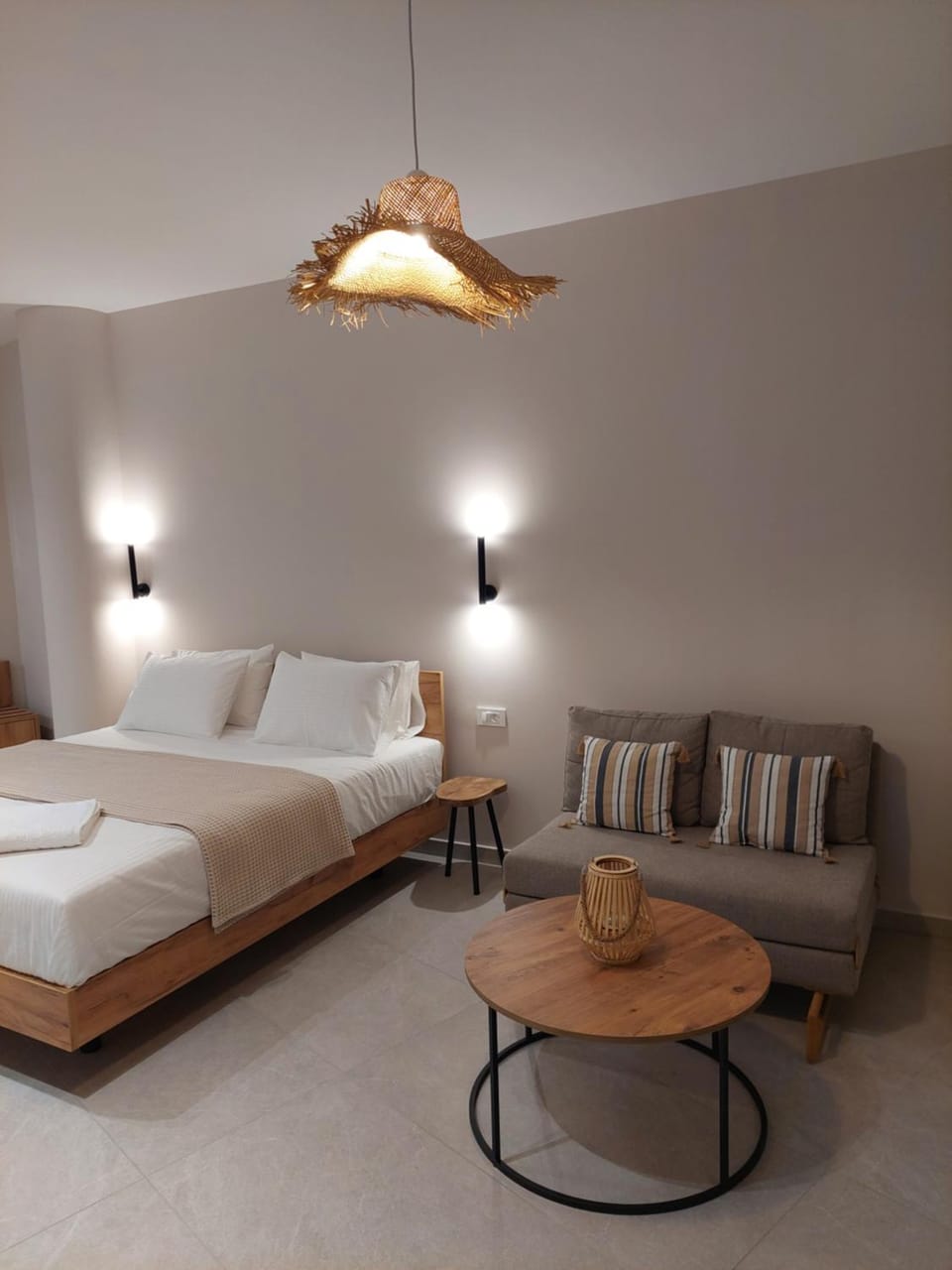 Bed, Photo of the whole room, Seating area, Bedroom