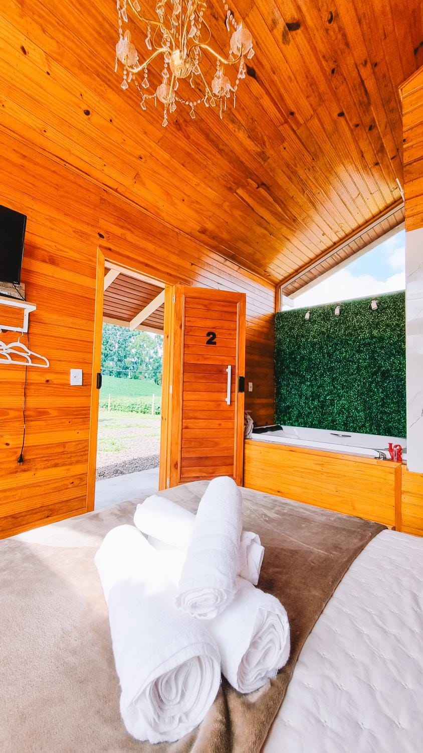 Bed, Hot Tub, TV and multimedia, View (from property/room), Photo of the whole room, Bedroom