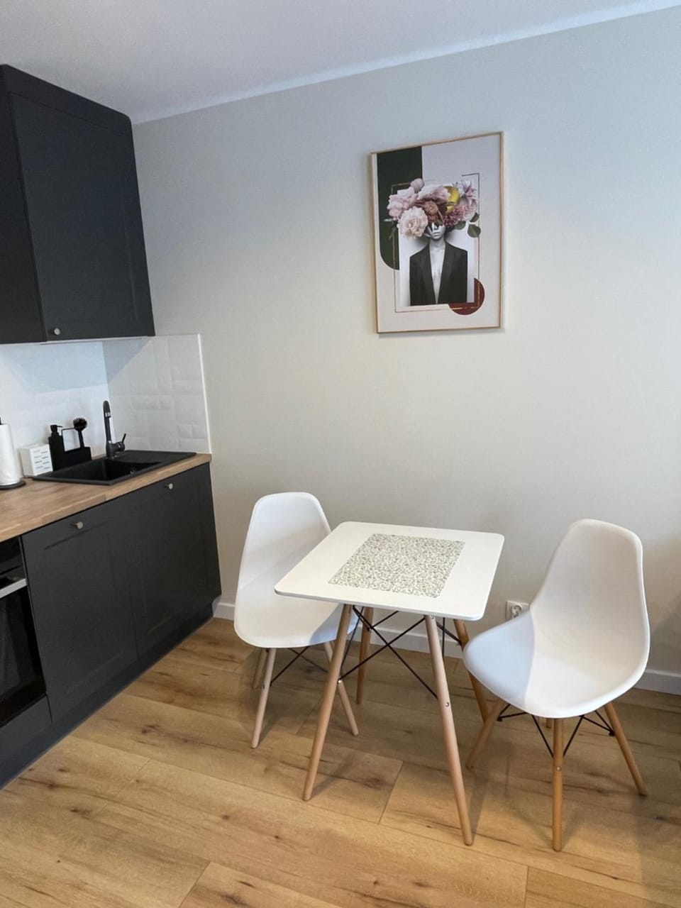 Kitchen or kitchenette, Seating area, Dining area