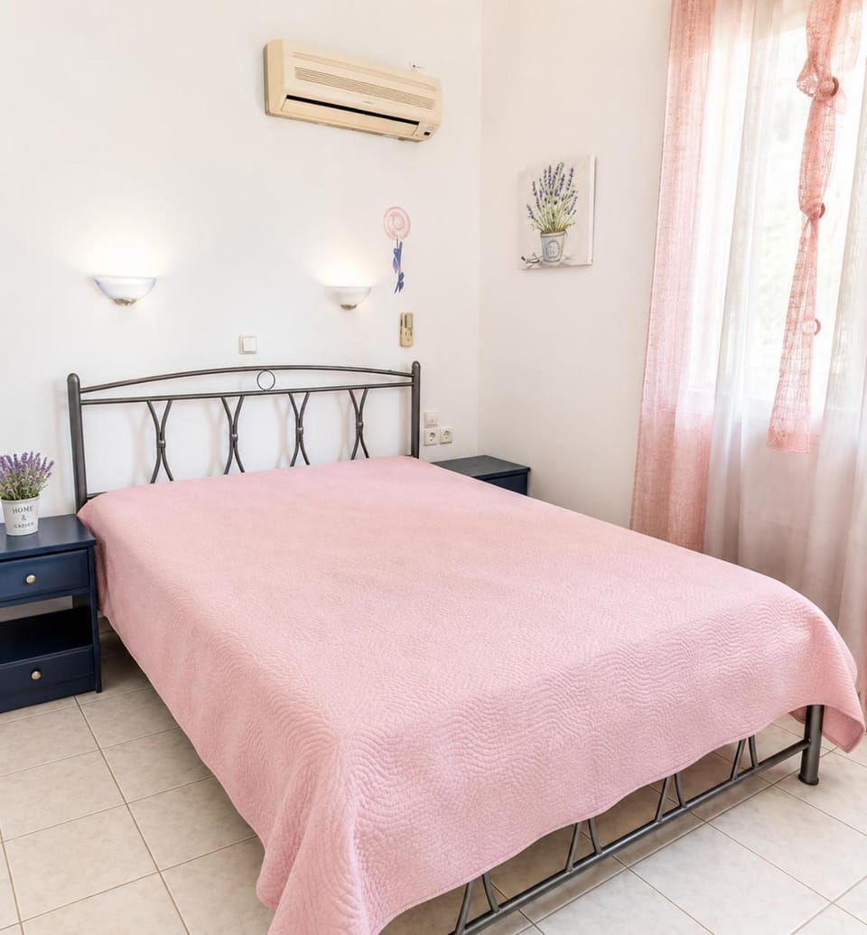 Bed, Photo of the whole room, Bedroom, air conditioner