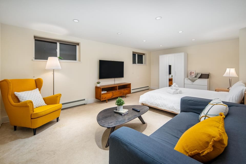 Communal lounge/ TV room, Seating area, Bedroom