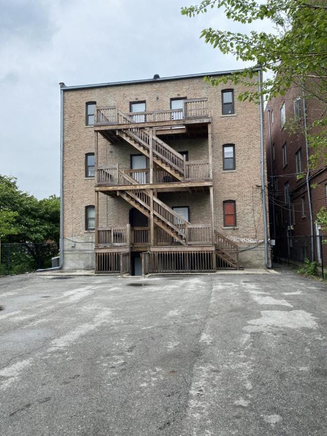Modern 3 Bedroom Close to Downtown Chicago Apartment in Chicago