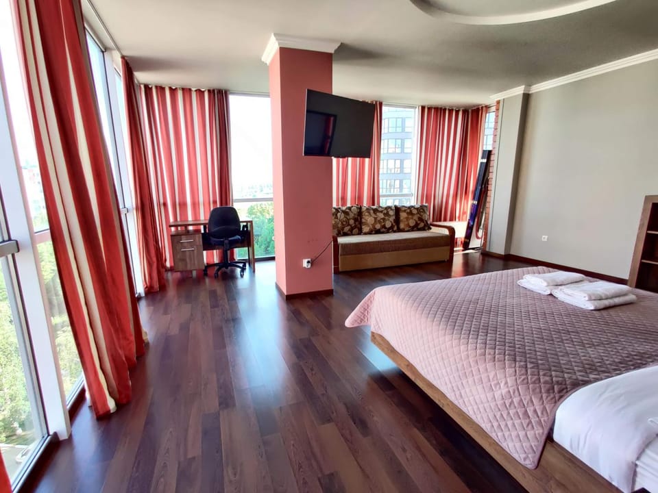 Bed, TV and multimedia, Photo of the whole room, Seating area, Bedroom