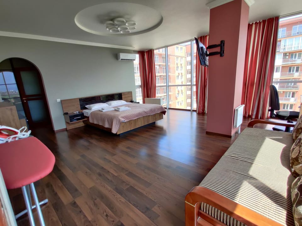 Bed, TV and multimedia, Living room, Photo of the whole room, Seating area, Bedroom, towels, air conditioner