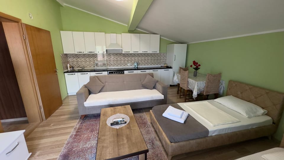 Kitchen or kitchenette, Living room, Seating area, Dining area