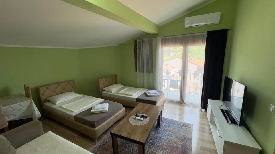 TV and multimedia, Living room, Seating area, air conditioner