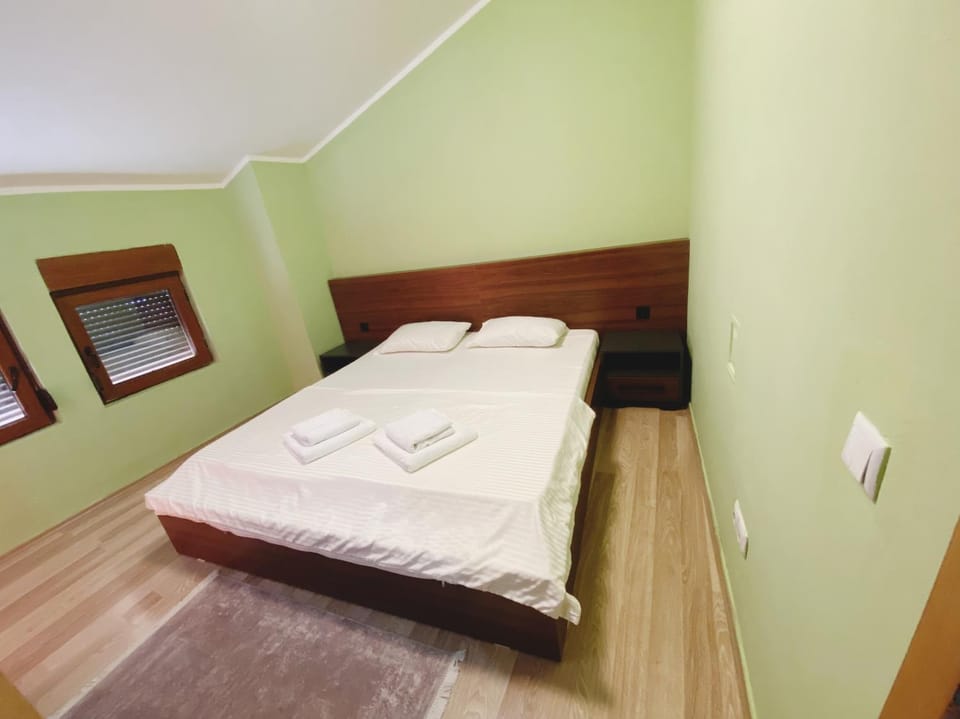 Bed, Photo of the whole room, Bedroom, towels