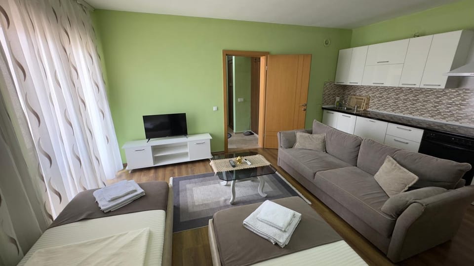 Communal lounge/ TV room, Bed, TV and multimedia, Kitchen or kitchenette, Living room, Photo of the whole room, Seating area