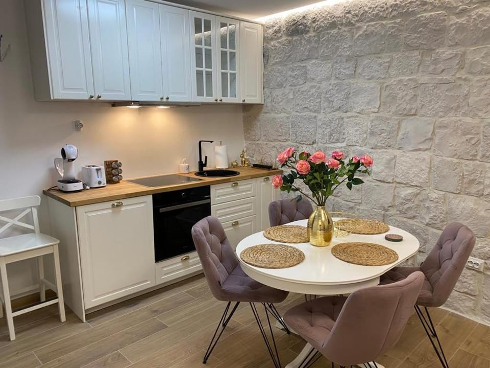 Kitchen or kitchenette, Dining area