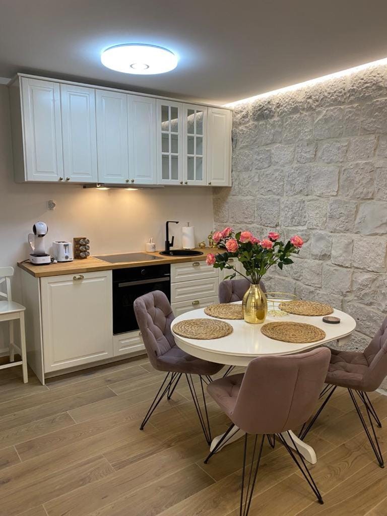 Kitchen or kitchenette, Seating area