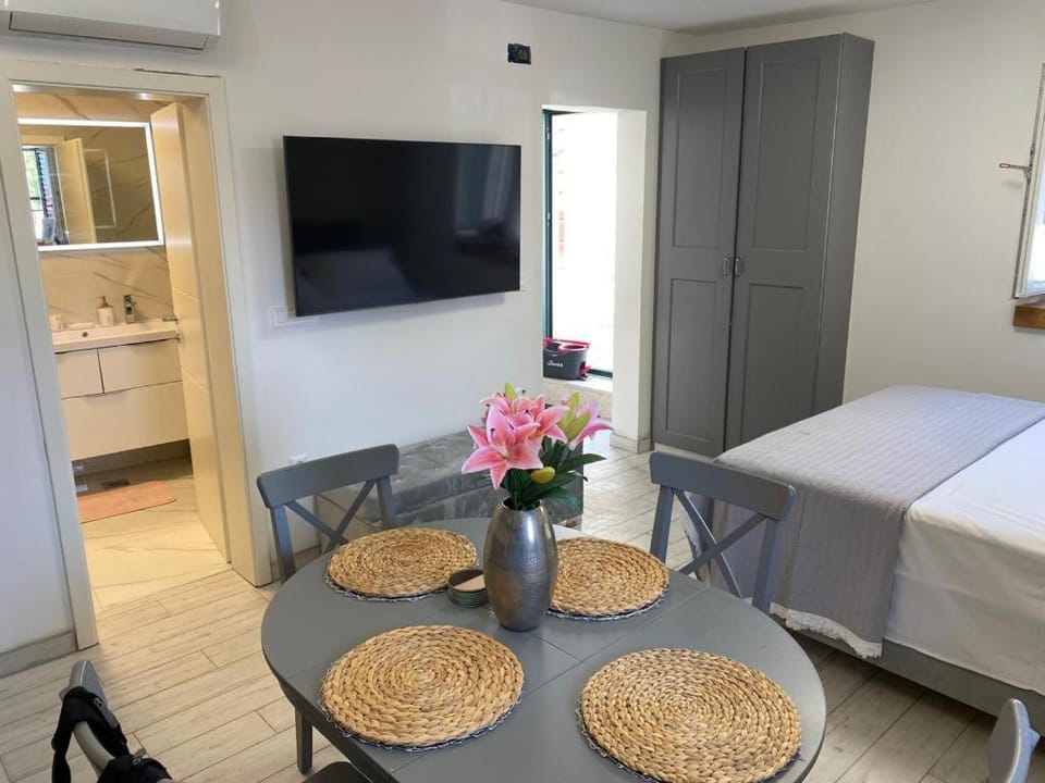 Bed, Bathroom, TV and multimedia, Dining area