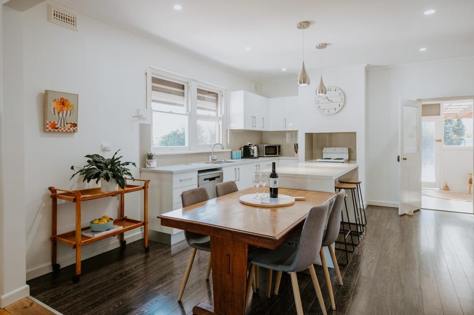 Dining area, kitchen