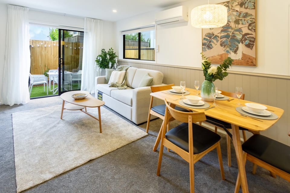 Living room, Seating area, Dining area, air conditioner