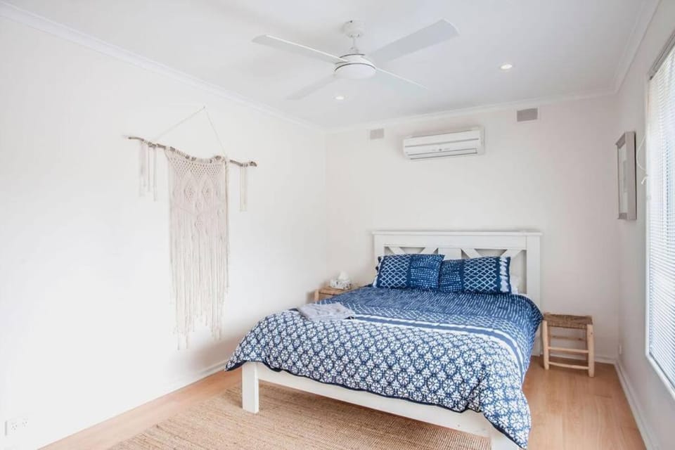 Bed, Photo of the whole room, Bedroom, fireplace, air conditioner